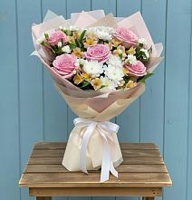 Букет цветов из:  Гвоздики, Орхидеи и Розы в Заметчино