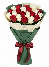 Букет Микс из красных и белых роз в Заметчино