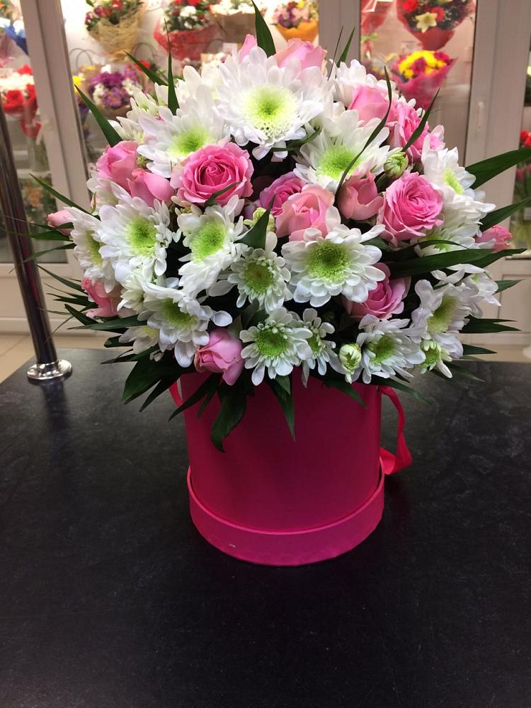 Цветочная композиция из Розы и Хризантемы в шляпной коробке в Заметчино