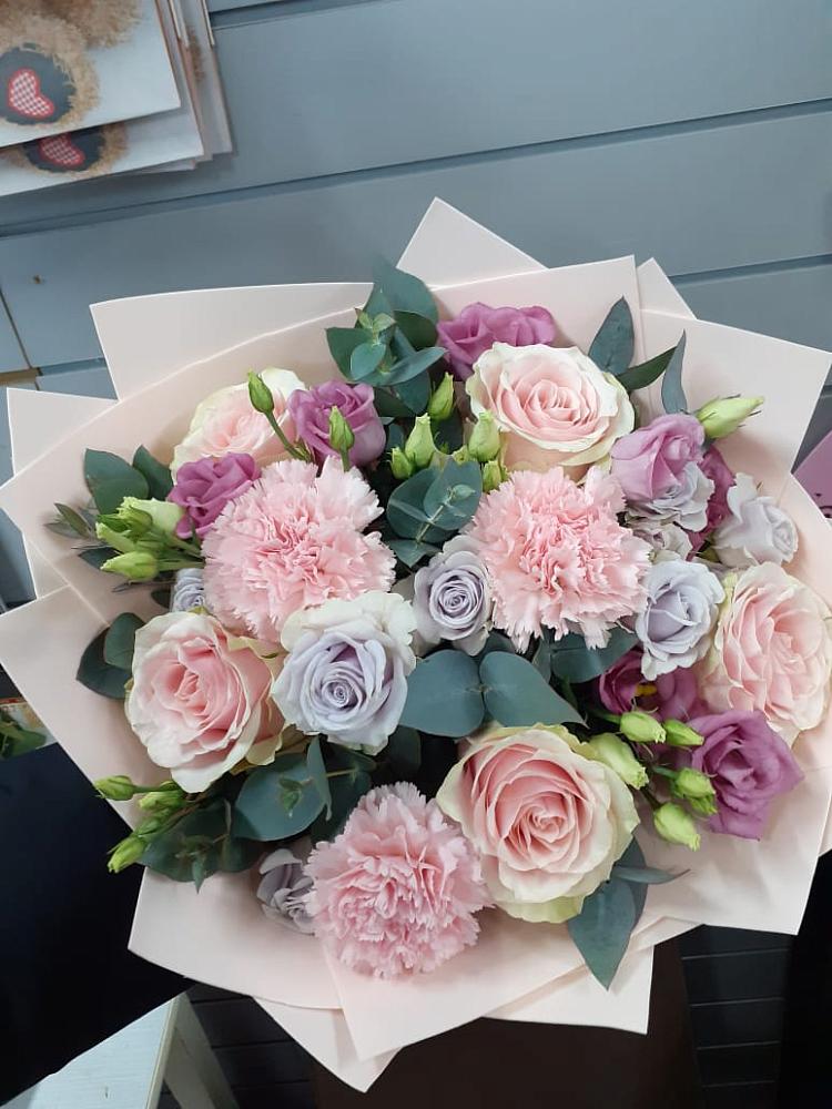 Букет цветов из: Розы, Гвоздики и Лизиантусы в Заметчино