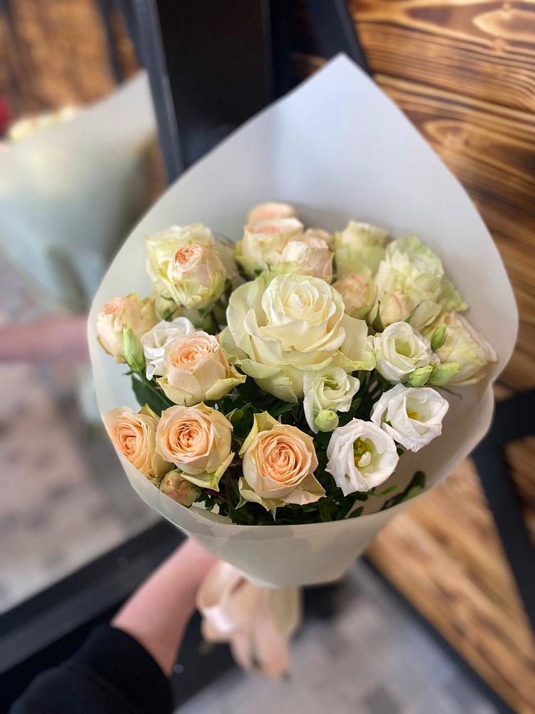 Букет цветов из: Розы и Лизиантусы в Заметчино